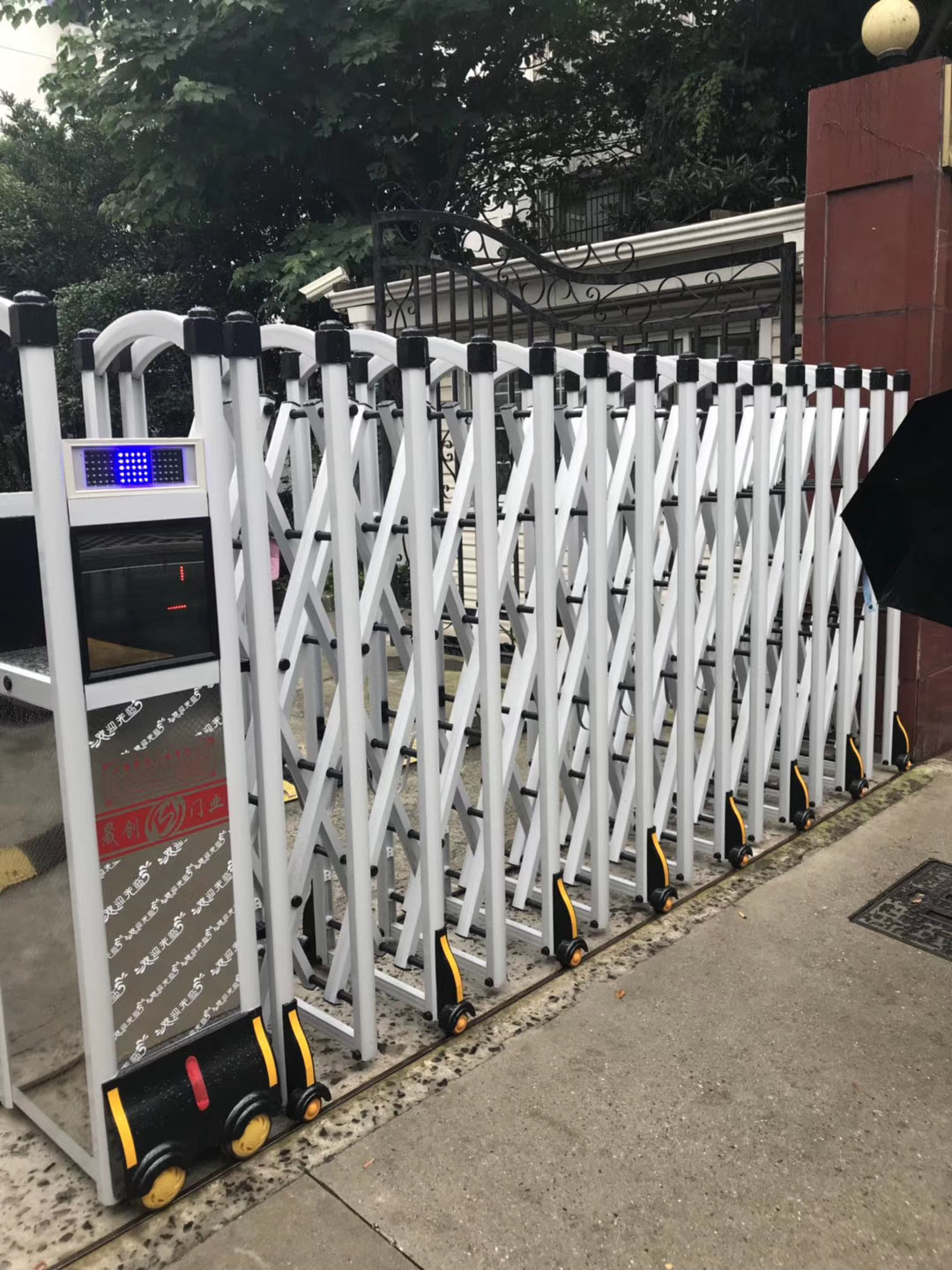 上海市靜安區(qū)人民政府臨汾路街道辦事處伸縮門(mén)安裝完成！